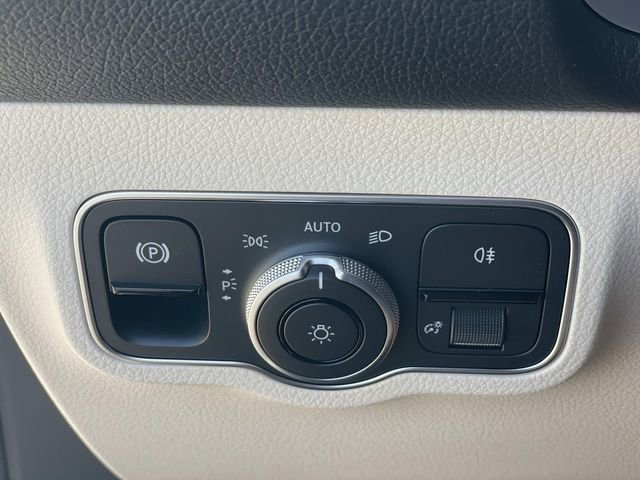 Used 2023 Mercedes-Benz EQB 300 4MATIC image 21
