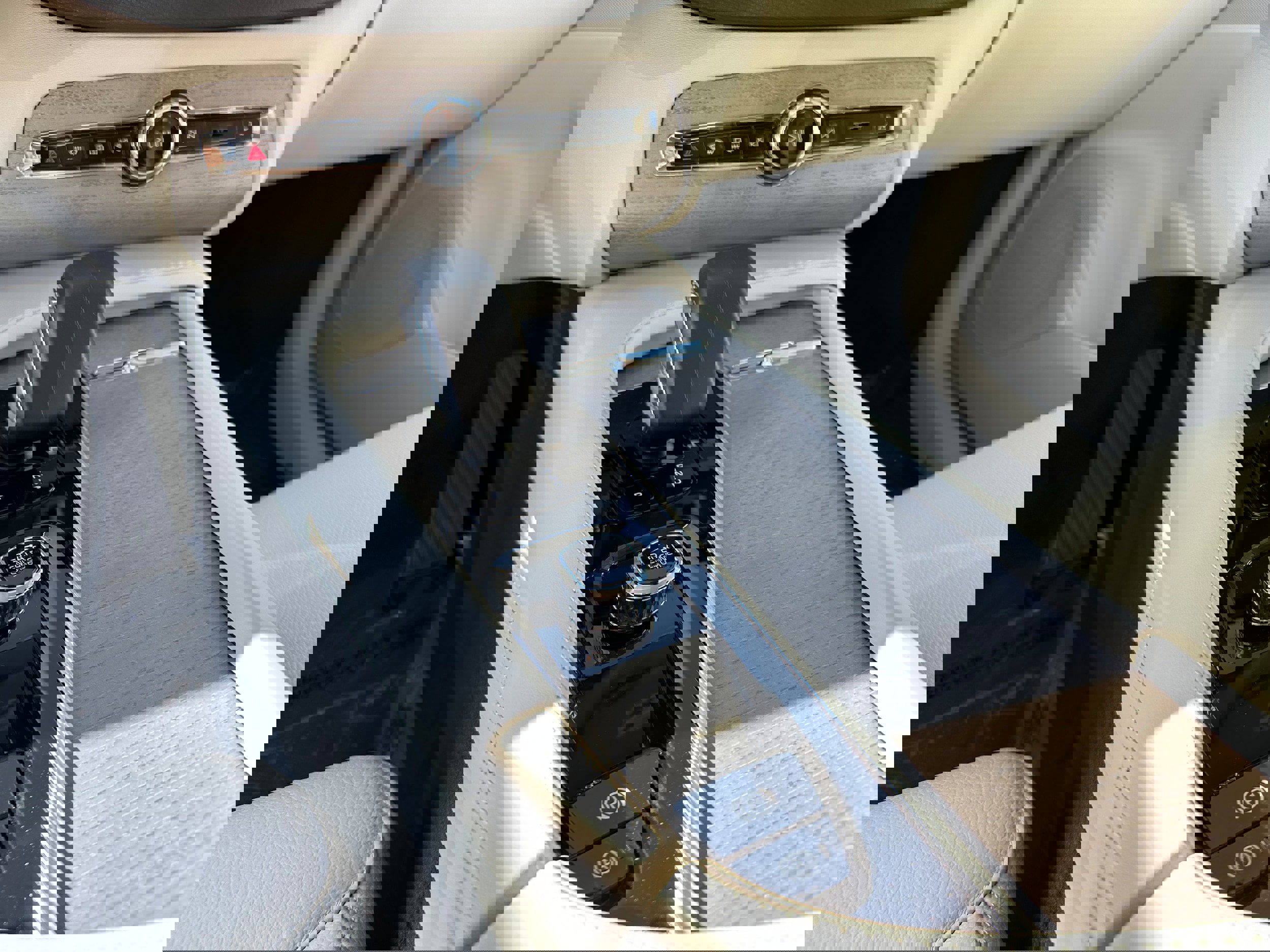 New 2025 Volvo XC90 T8 Plus w/ Protection Package Premier image 12