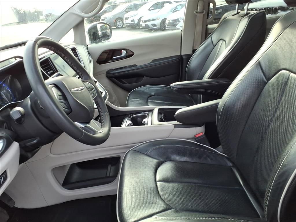 Certified 2023 Chrysler Pacifica Limited image 9