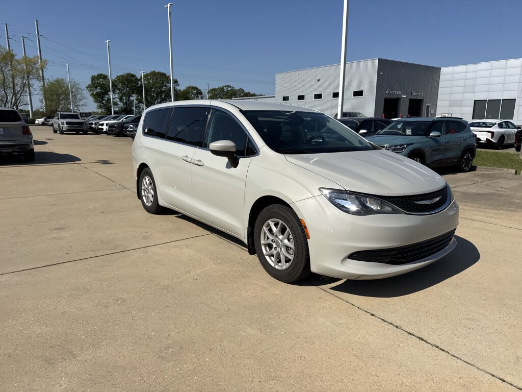 Used 2017 Chrysler Pacifica Touring image 9