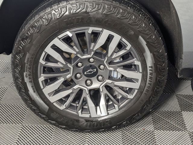 Certified 2025 Chevrolet Suburban Z71 image 8
