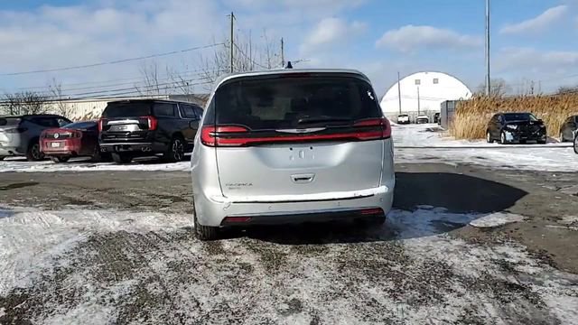 Used 2024 Chrysler Pacifica Touring-L FWD image 7