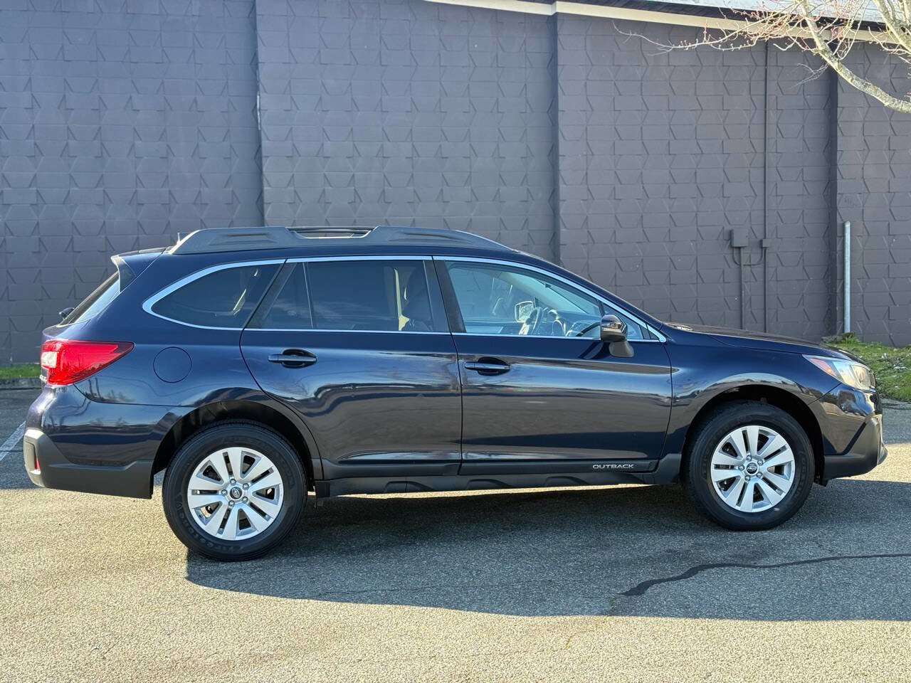 Used 2018 Subaru Outback 2.5i Premium image 5