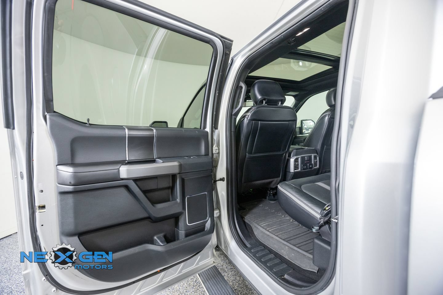 Used 2019 Ford F150 Platinum w/ Equipment Group 701A Luxury AWD/4WD image 29