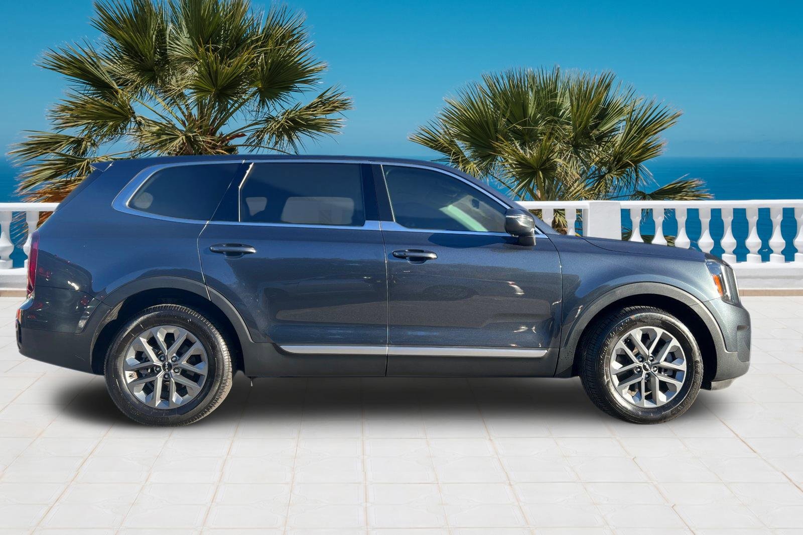 Used 2023 Kia Telluride LX image 3