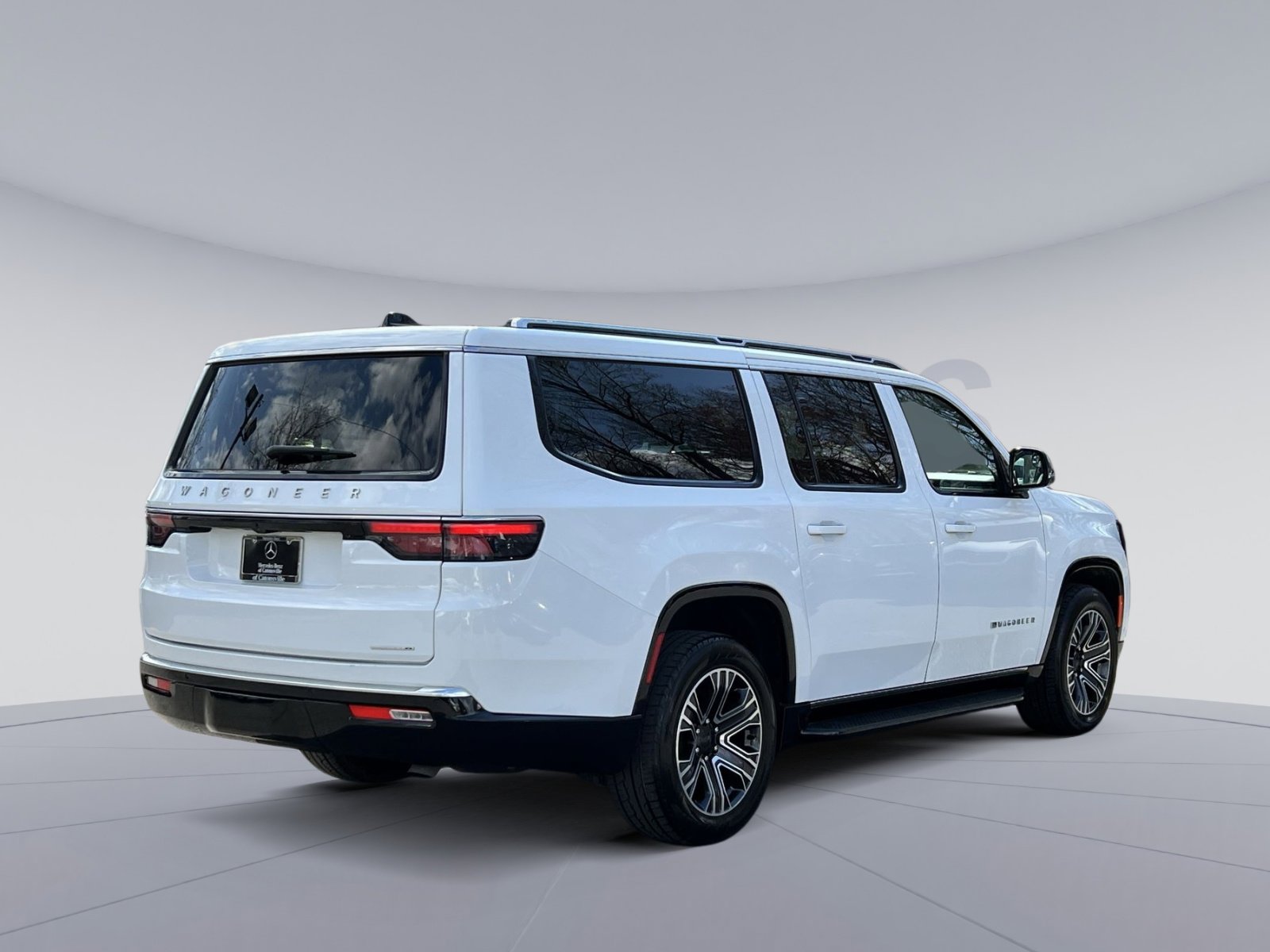 Used 2024 Jeep Wagoneer L Series II w/ Flexible Seating Group AWD/4WD image 5