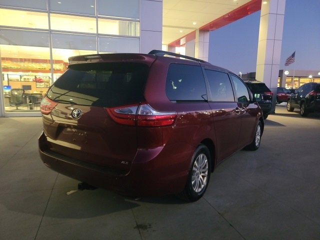 Used 2017 Toyota Sienna XLE image 7