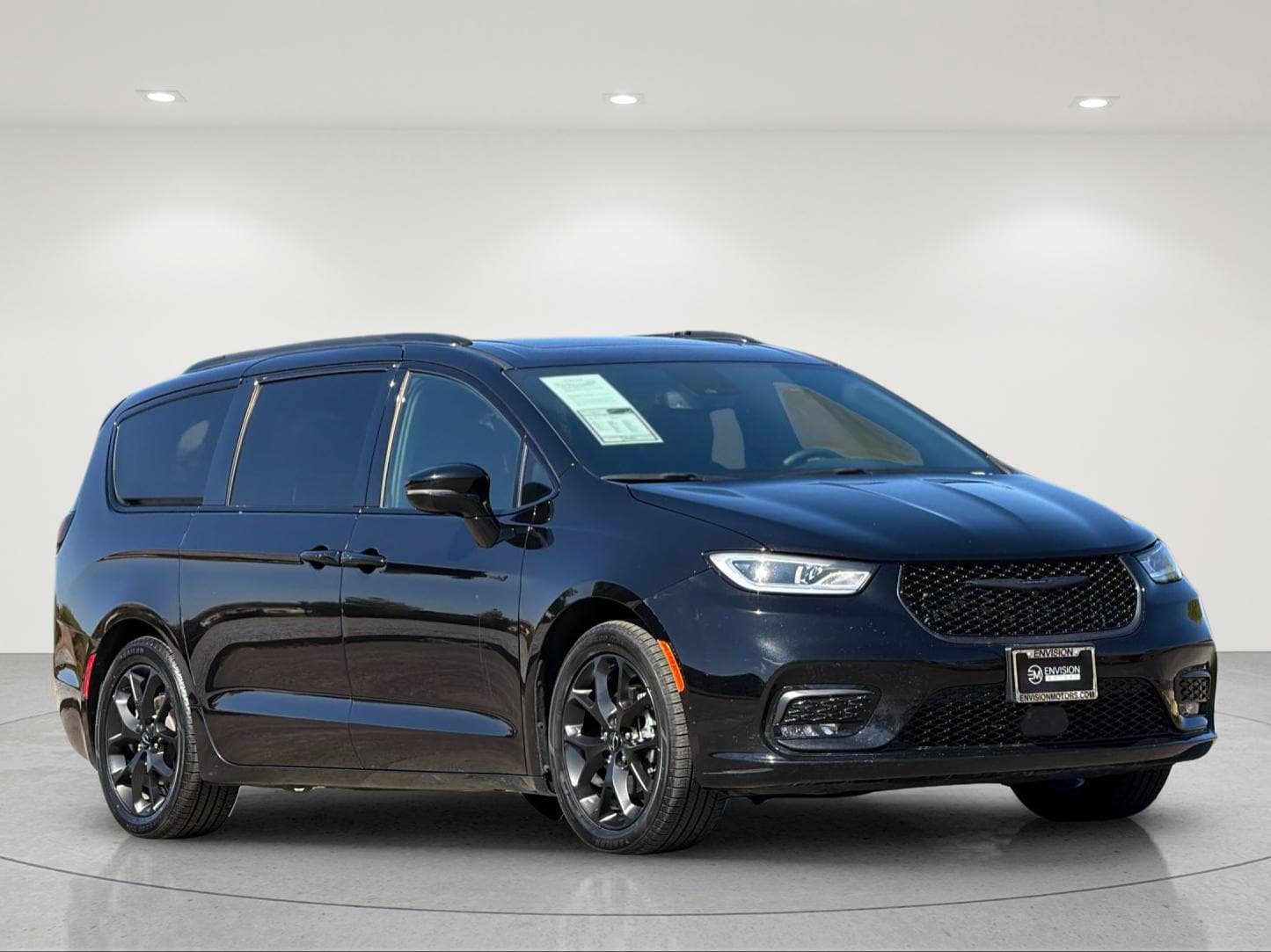 Used 2025 Chrysler Pacifica Limited FWD image 7