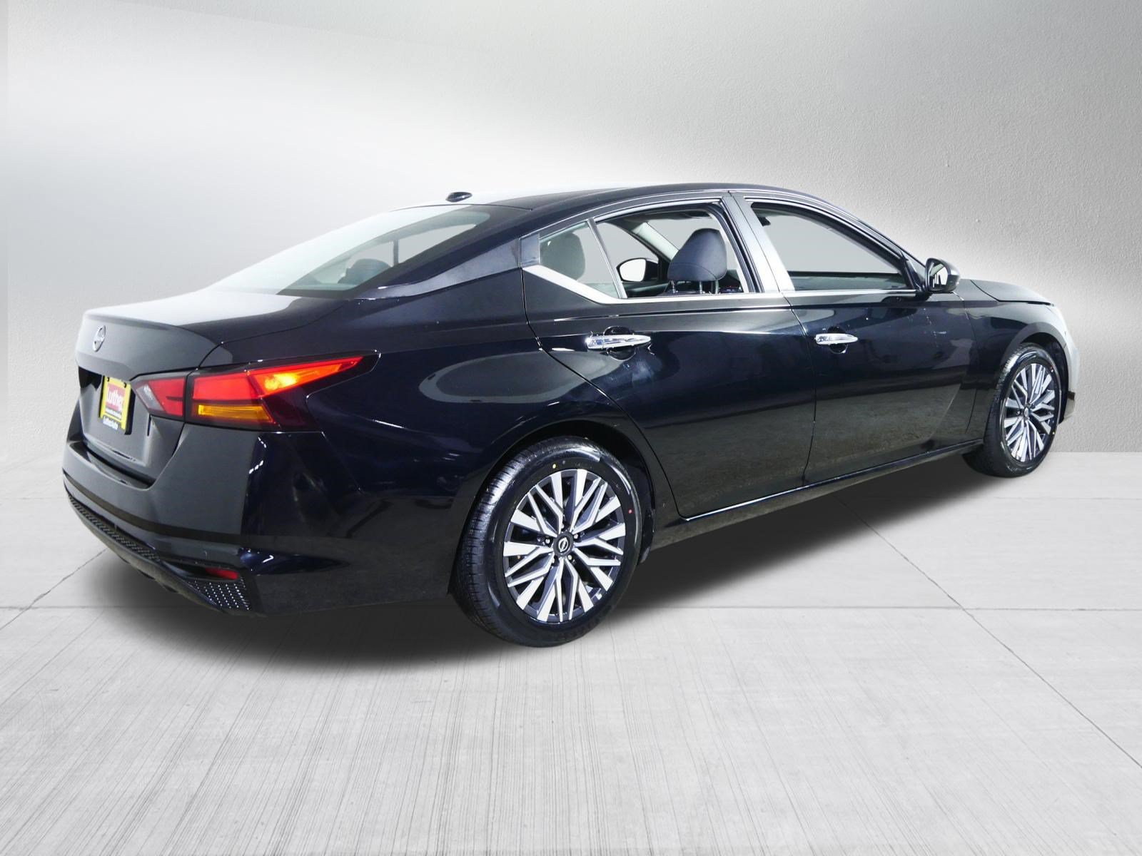 Used 2025 Nissan Altima 2.5 SV FWD image 7