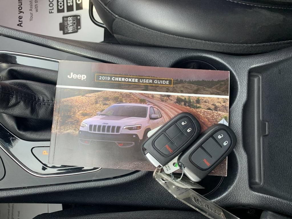 Used 2019 Jeep Cherokee Latitude Plus AWD/4WD image 34