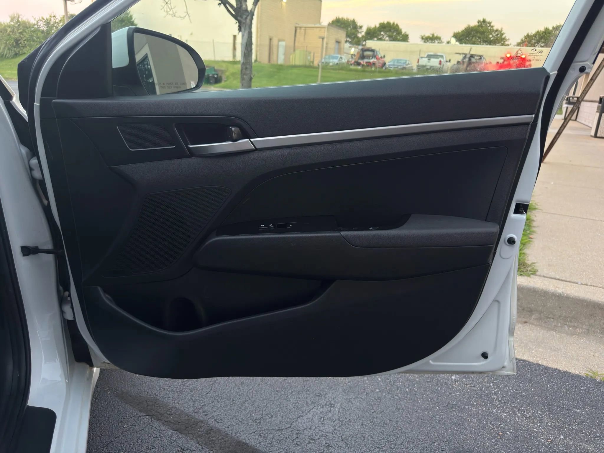 Used 2019 Hyundai Elantra SE image 21