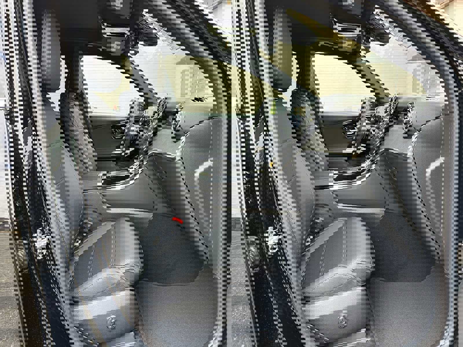 Used 2025 Mercedes-Benz GLC 300 4MATIC image 11