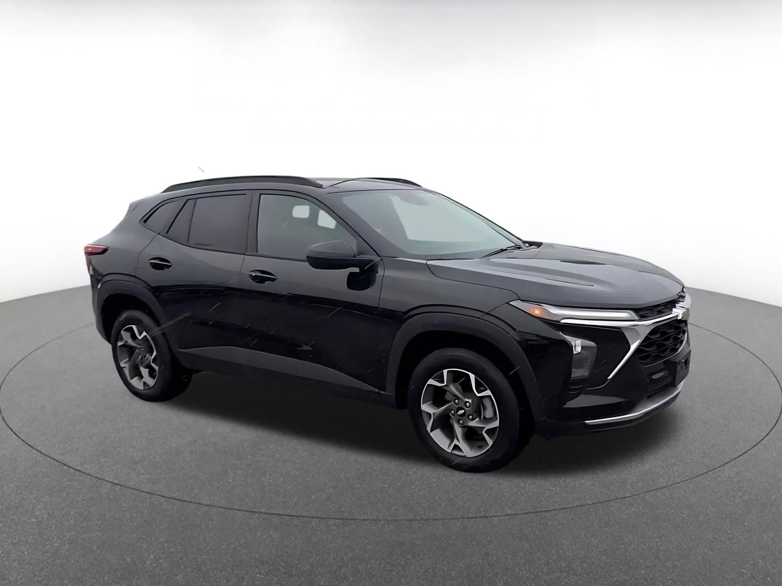 Used 2025 Chevrolet Trax LT w/ LT Convenience Package FWD image 2