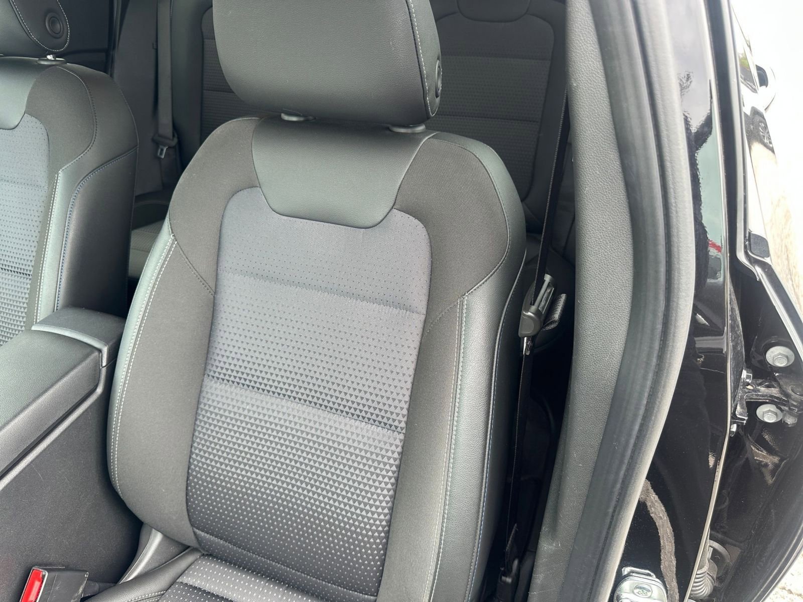 Used 2025 Chevrolet Trax LT image 34