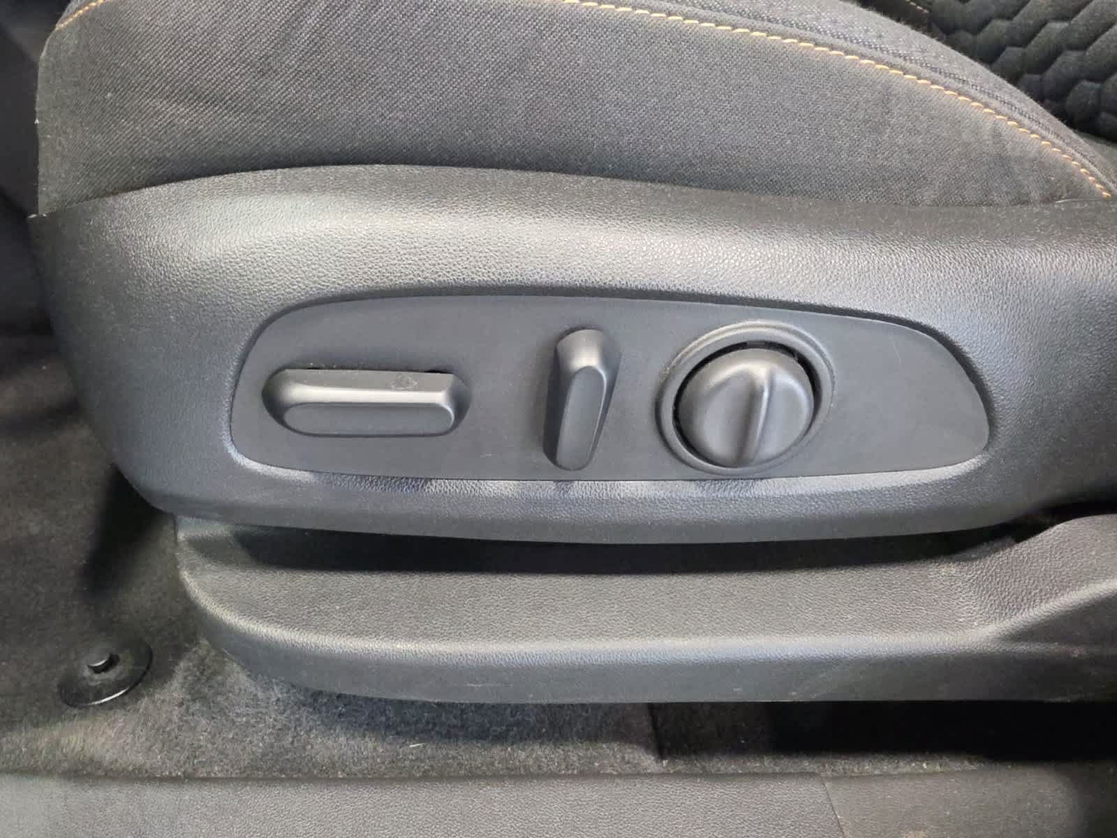 Used 2020 Chevrolet Equinox LT w/ Driver Convenience Package FWD image 18
