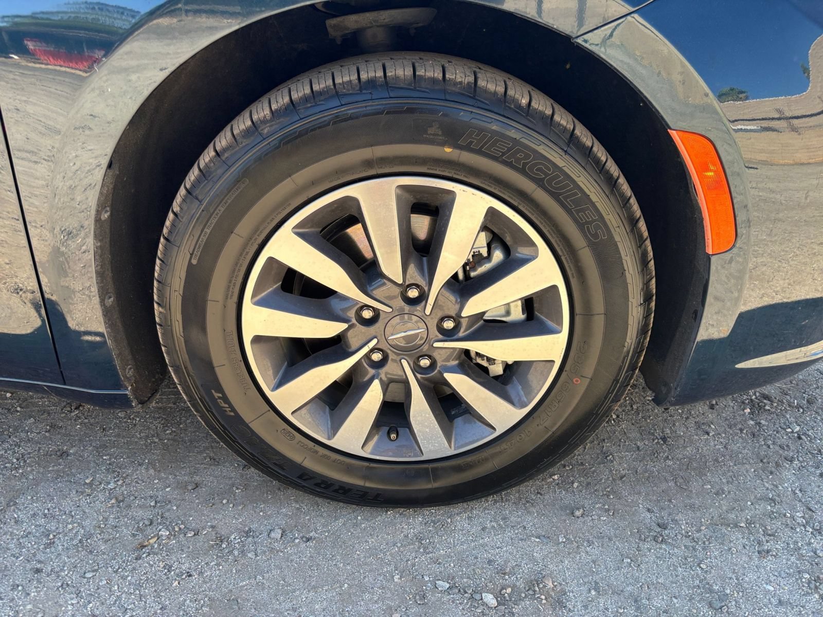 Used 2023 Chrysler Pacifica Touring-L FWD image 32