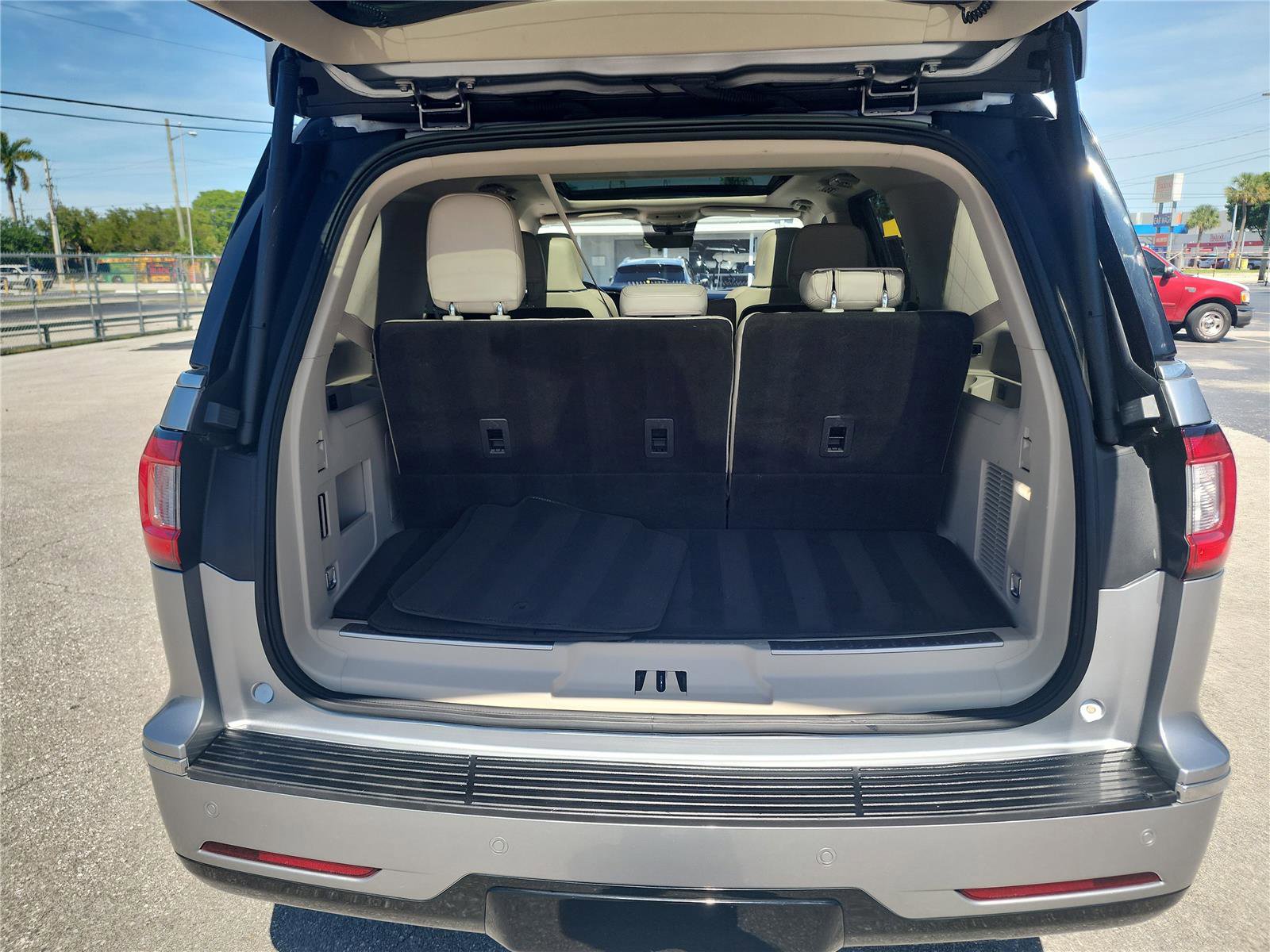 Certified 2020 Lincoln Navigator Reserve w/ Luxury Package RWD image 21