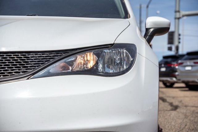 Used 2022 Chrysler Voyager LX FWD image 12