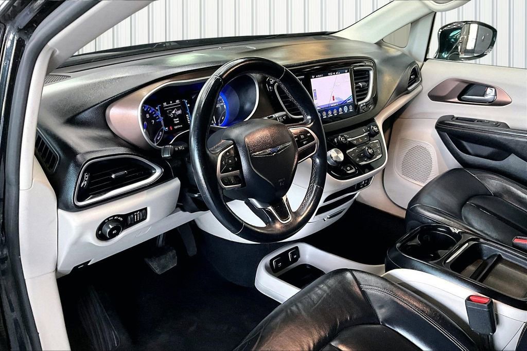 Used 2017 Chrysler Pacifica Touring-L image 17