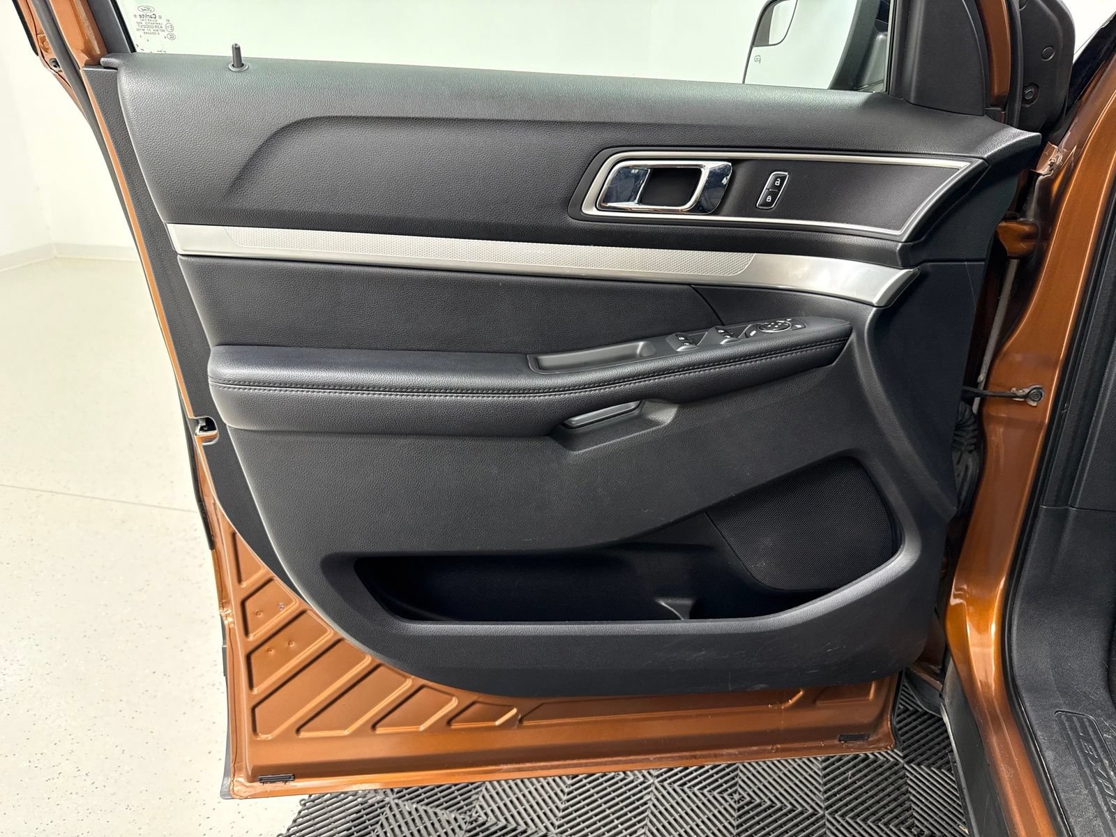Used 2017 Ford Explorer XLT AWD/4WD image 10