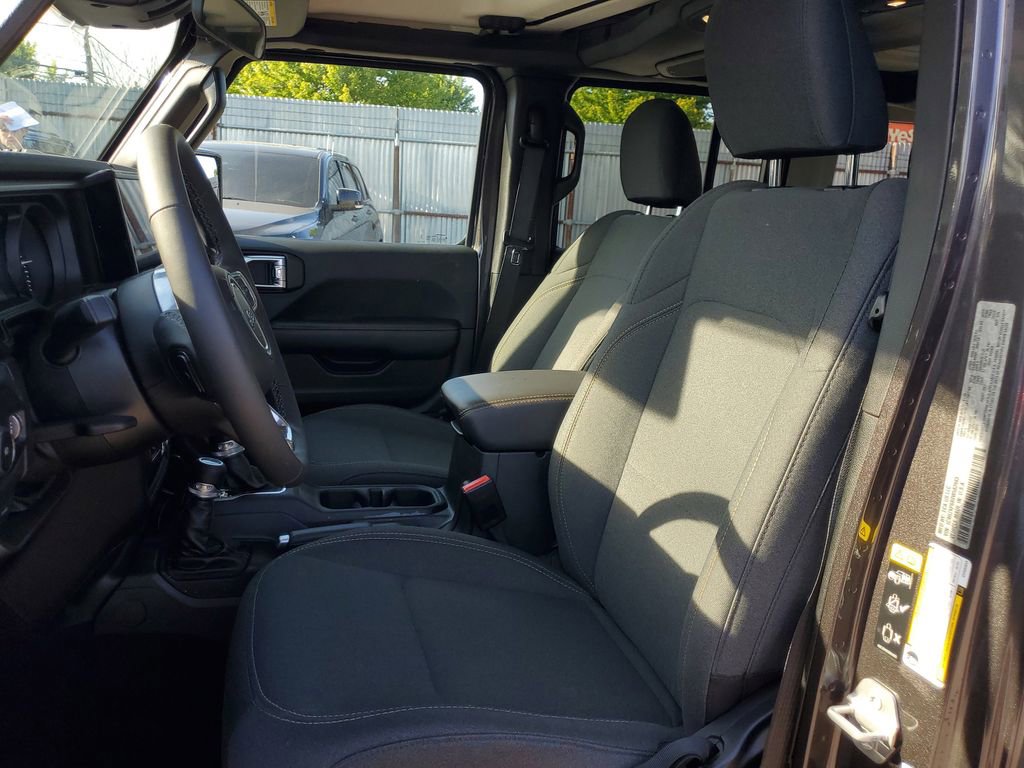 Used 2025 Jeep Wrangler Unlimited Sahara AWD/4WD image 17