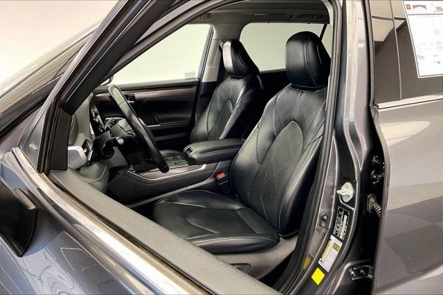 Used 2022 Toyota Highlander Platinum FWD image 18