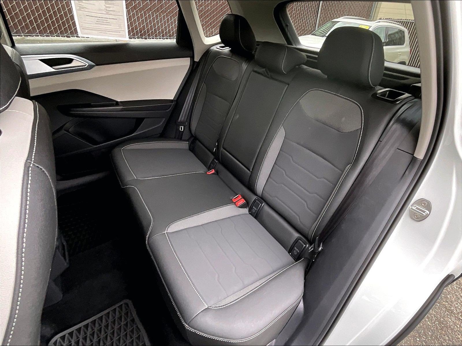 Certified 2025 Volkswagen Taos SE FWD image 25