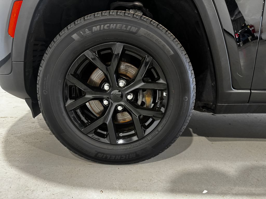 Used 2025 Jeep Grand Cherokee Altitude AWD/4WD image 8