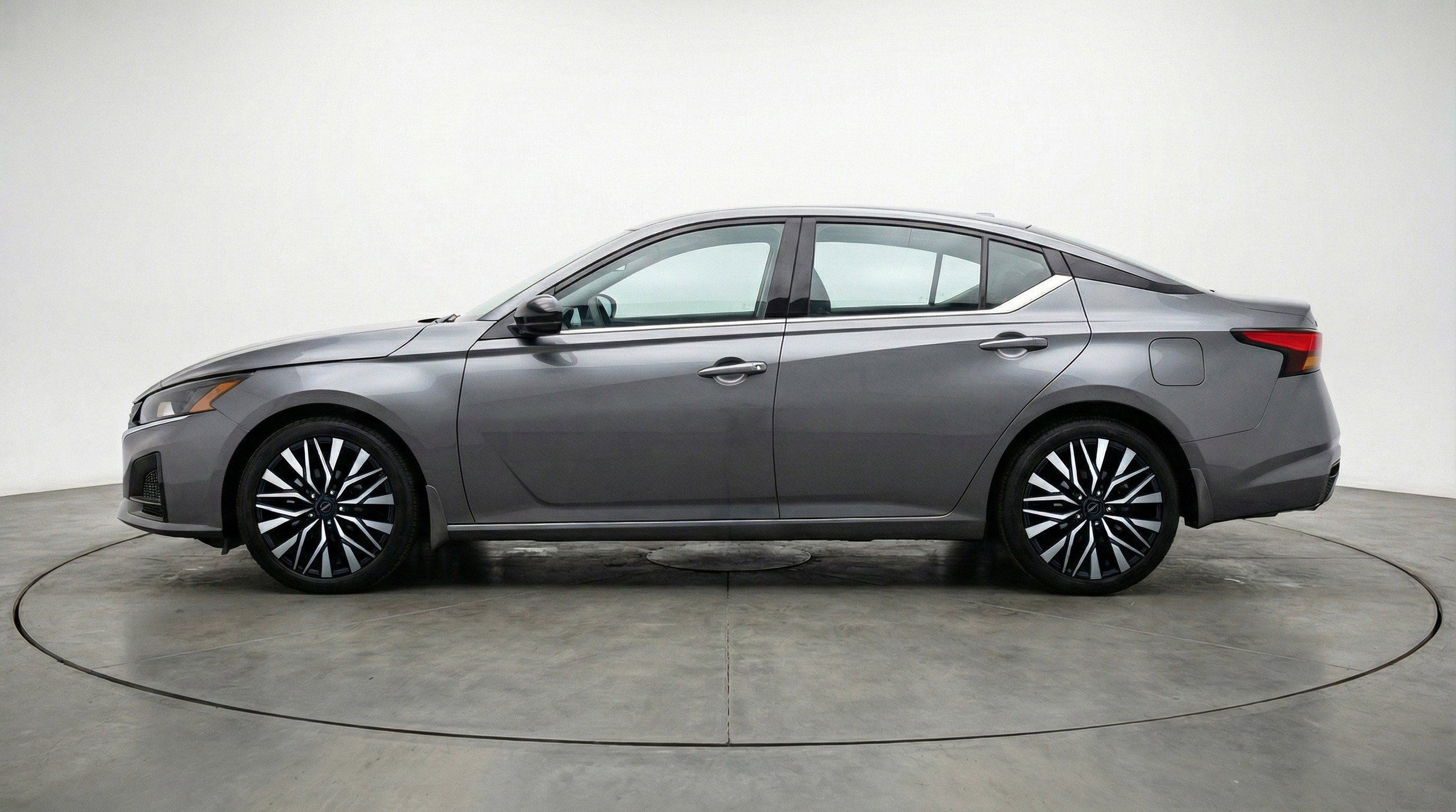 Used 2025 Nissan Altima 2.5 SV image 5