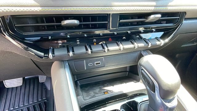Used 2025 Chevrolet Colorado ZR2 w/ Technology Package AWD/4WD image 19