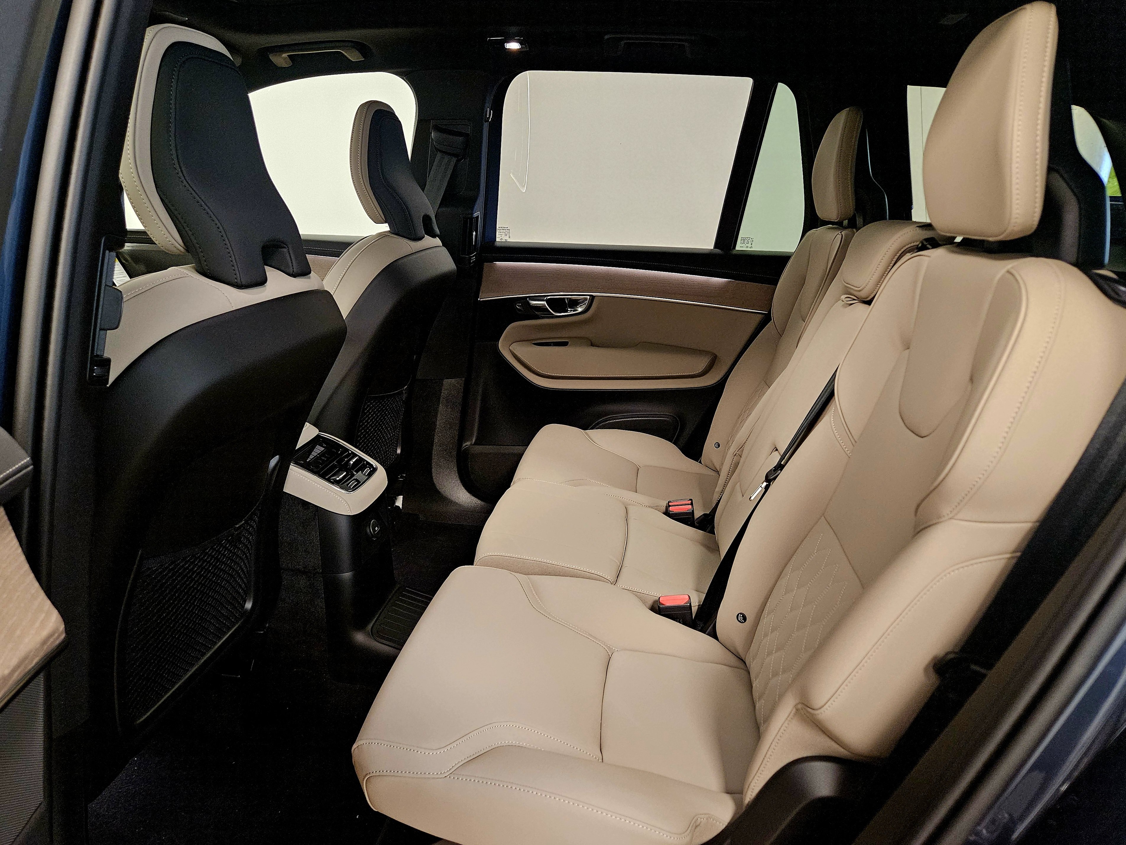 New 2026 Volvo XC90 T8 Plus w/ Protection Package Premier AWD/4WD image 12