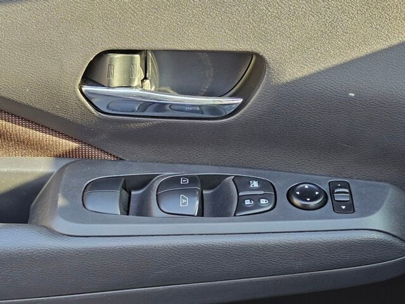 Used 2024 Nissan Kicks SR image 28