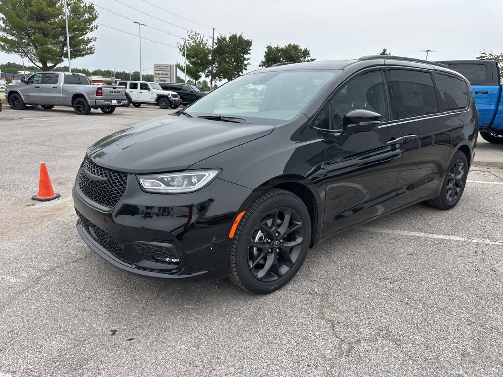 New 2026 Chrysler Pacifica Limited w/ S Appearance Package FWD image 14