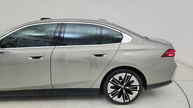 Used 2025 BMW 530i RWD image 11