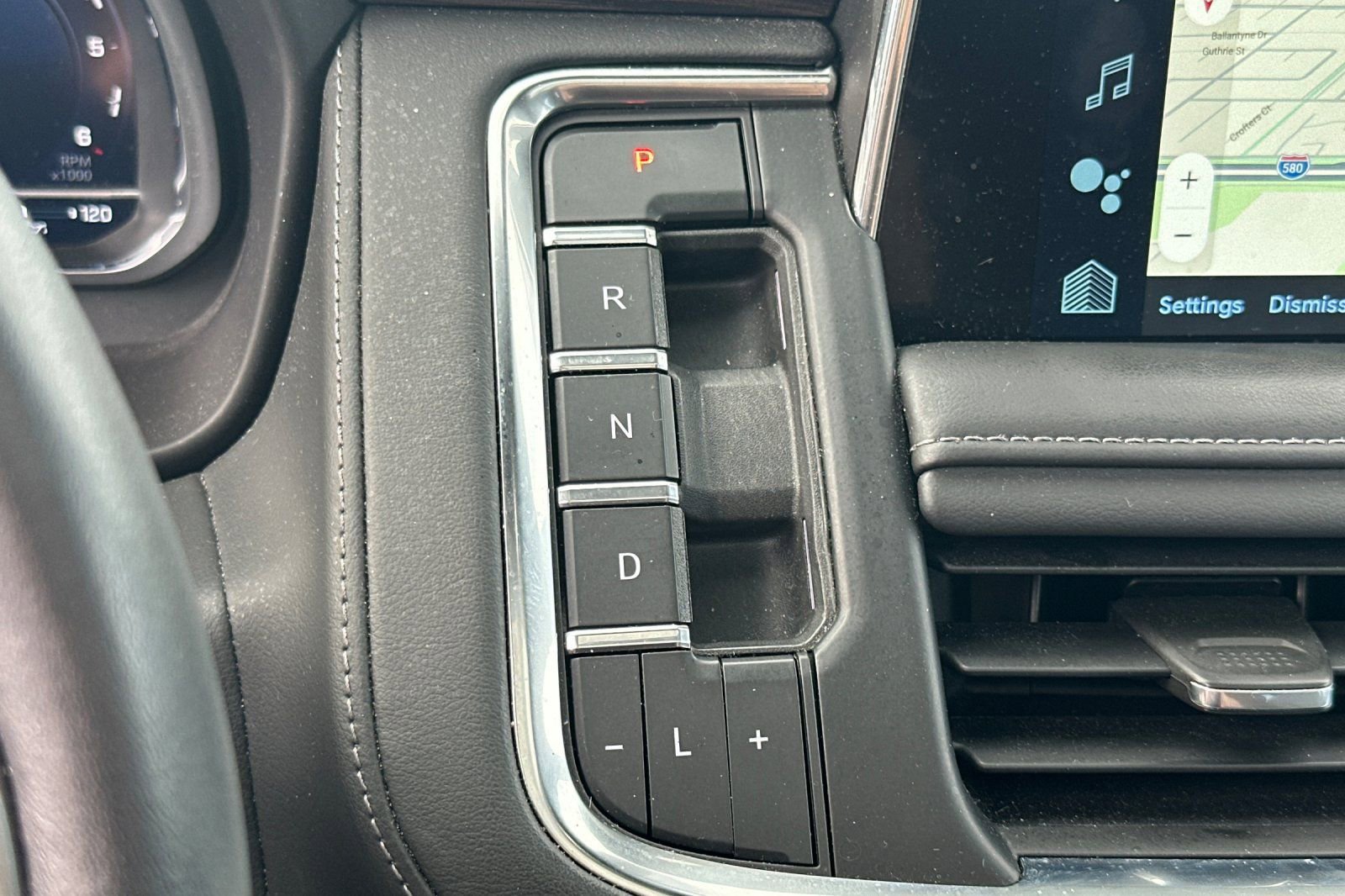 Used 2022 Chevrolet Tahoe Z71 w/ Z71 Off-Road Package AWD/4WD image 32