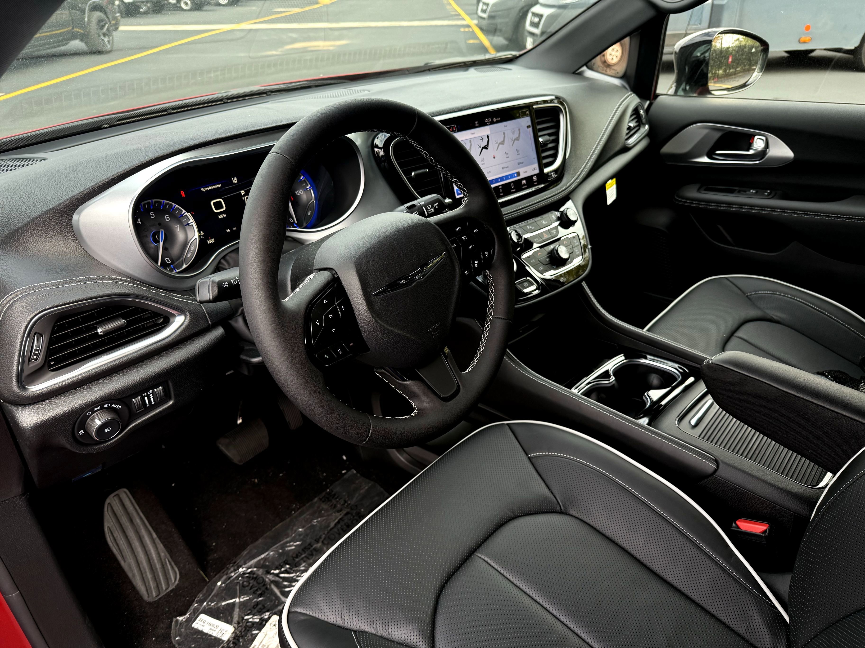 New 2026 Chrysler Pacifica Limited w/ Uconnect Theater Family Group image 17