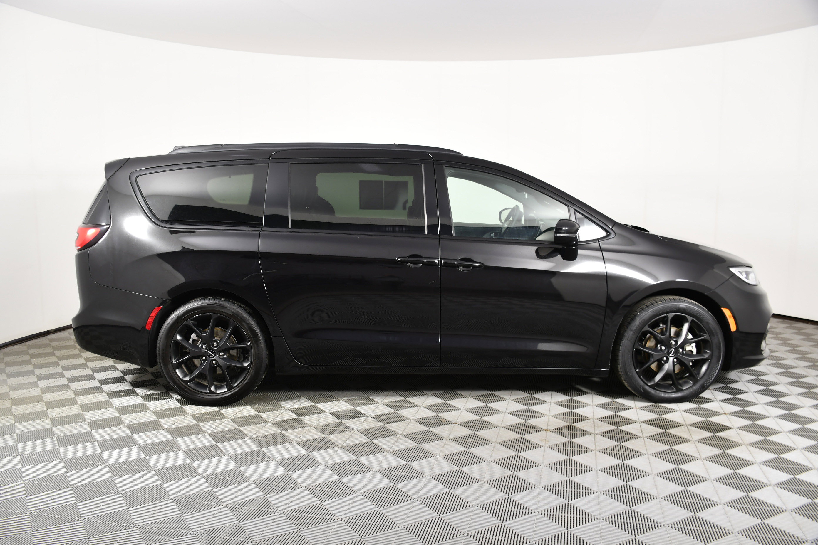 Used 2025 Chrysler Pacifica Limited image 5