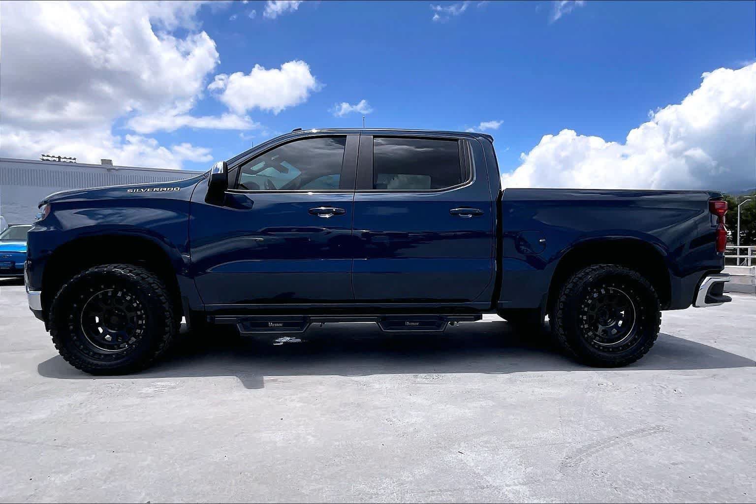 Used 2022 Chevrolet Silverado 1500 LT w/ Convenience Package II RWD image 3