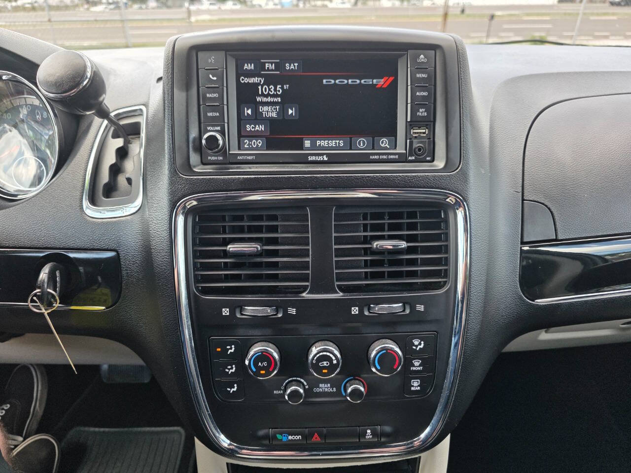Used 2017 Dodge Grand Caravan SXT FWD image 16