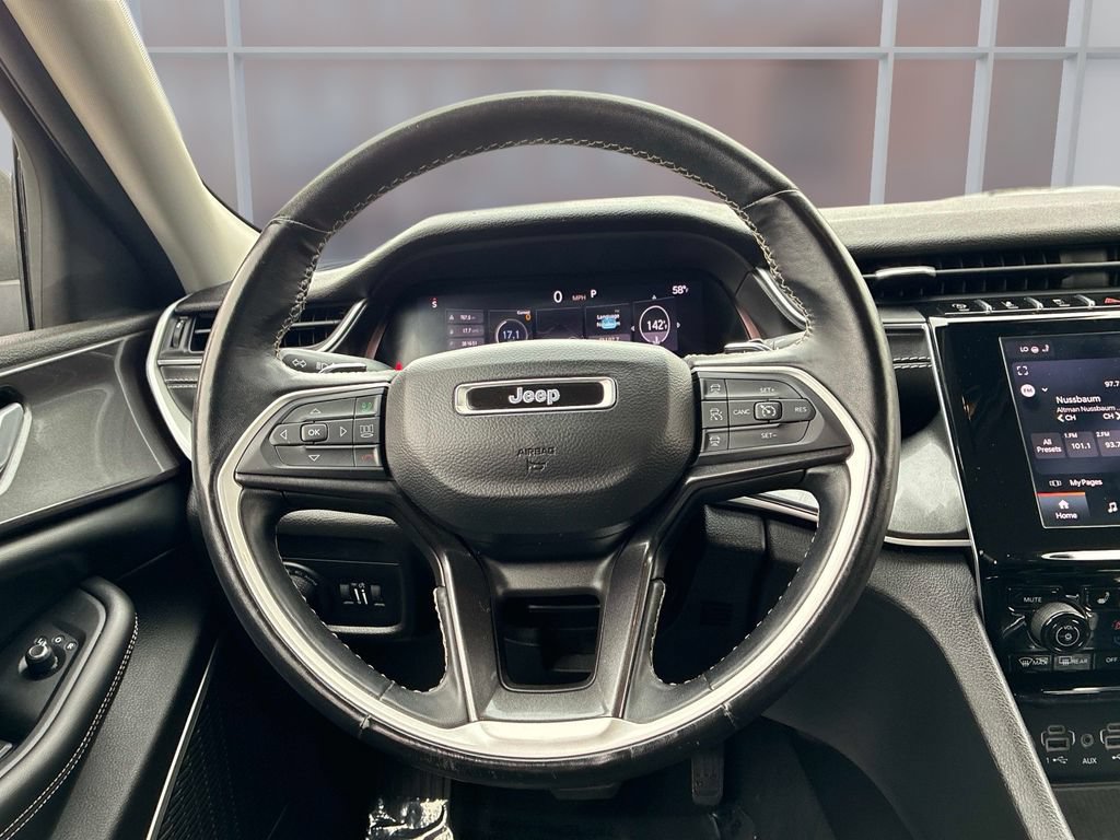 Used 2022 Jeep Grand Cherokee Laredo w/ Luxury Tech Group I AWD/4WD image 20