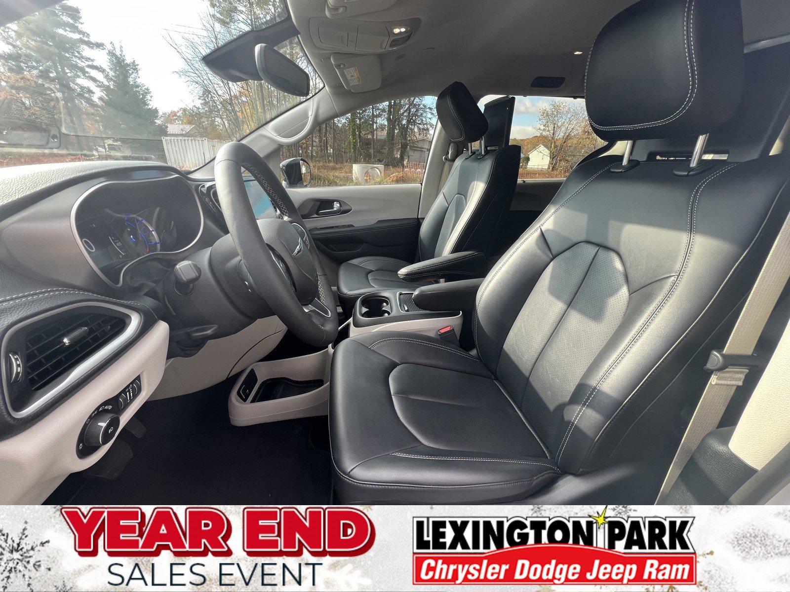 Used 2024 Chrysler Pacifica Select w/ Uconnect Theater Family Group image 20