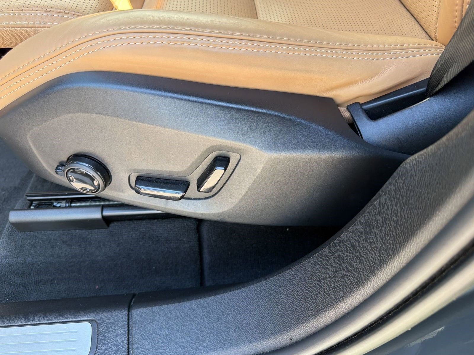 Used 2023 Volvo XC60 B5 Ultimate w/ Climate Package image 13