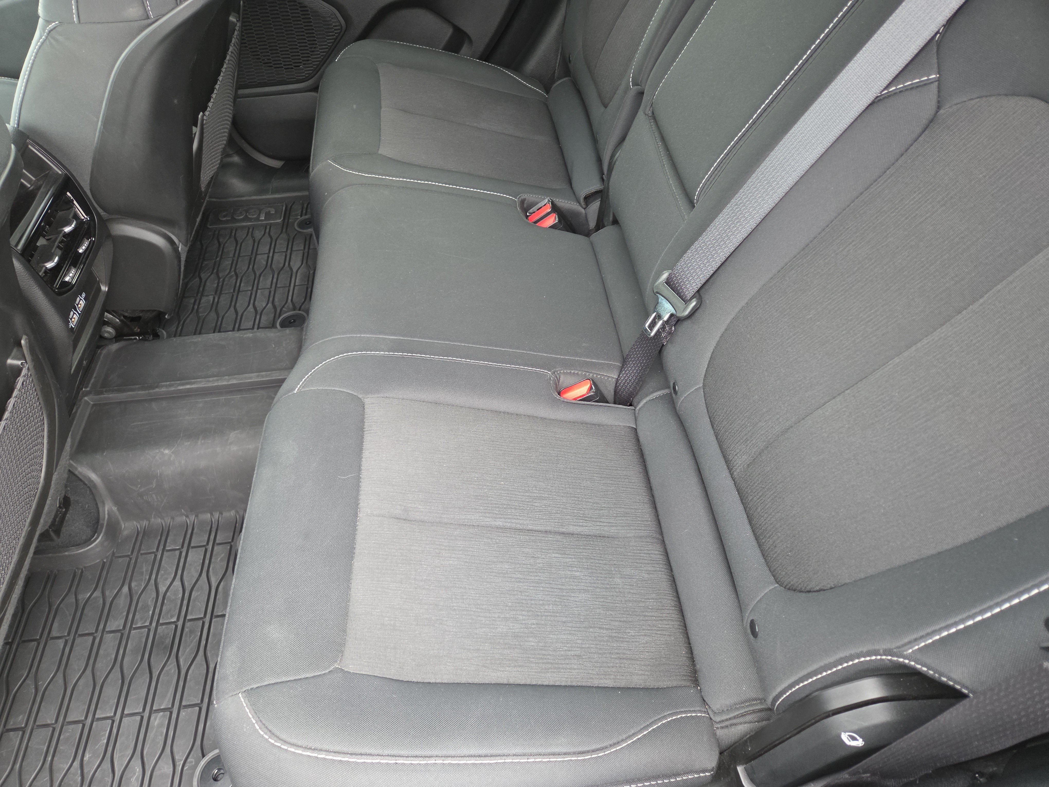Used 2023 Jeep Grand Cherokee Laredo AWD/4WD image 23