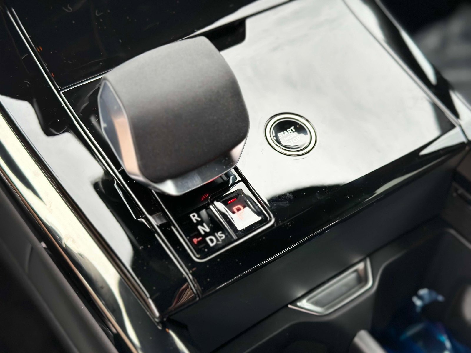 New 2025 Land Rover Range Rover Sport SE image 17