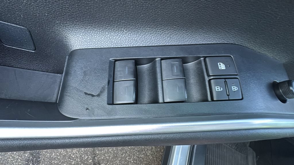 Used 2025 Toyota Highlander XLE AWD/4WD image 11