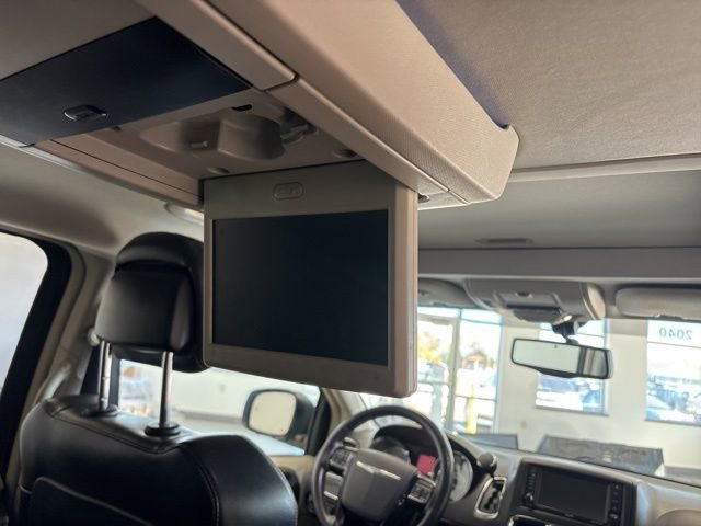 Used 2014 Chrysler Town & Country Touring-L FWD image 27