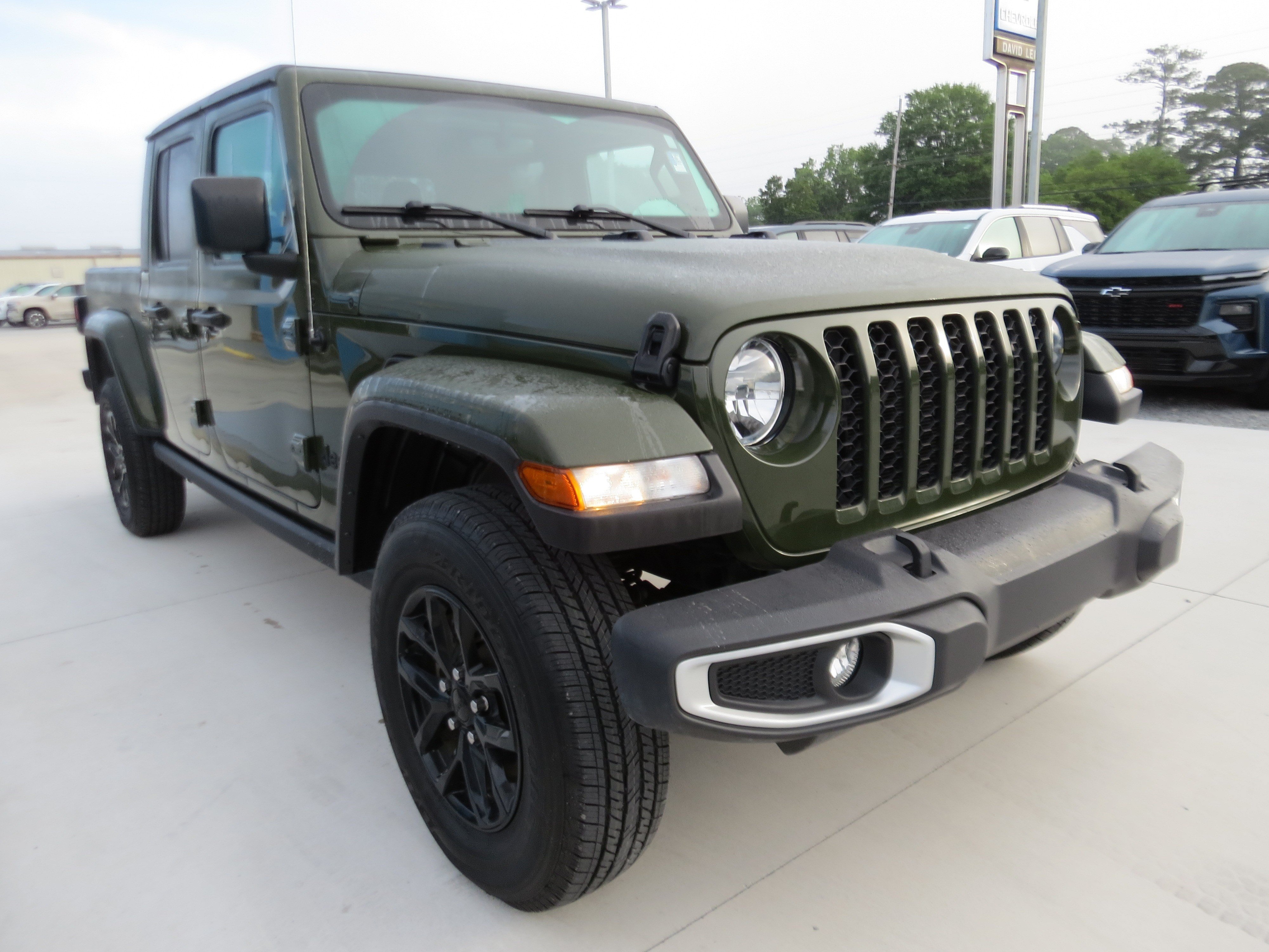 Used 2023 Jeep Gladiator Sport AWD/4WD image 7