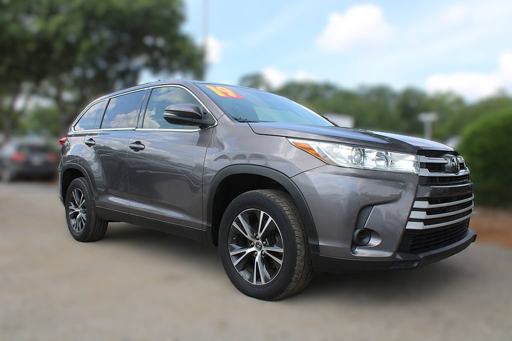 Used 2019 Toyota Highlander LE FWD image 3