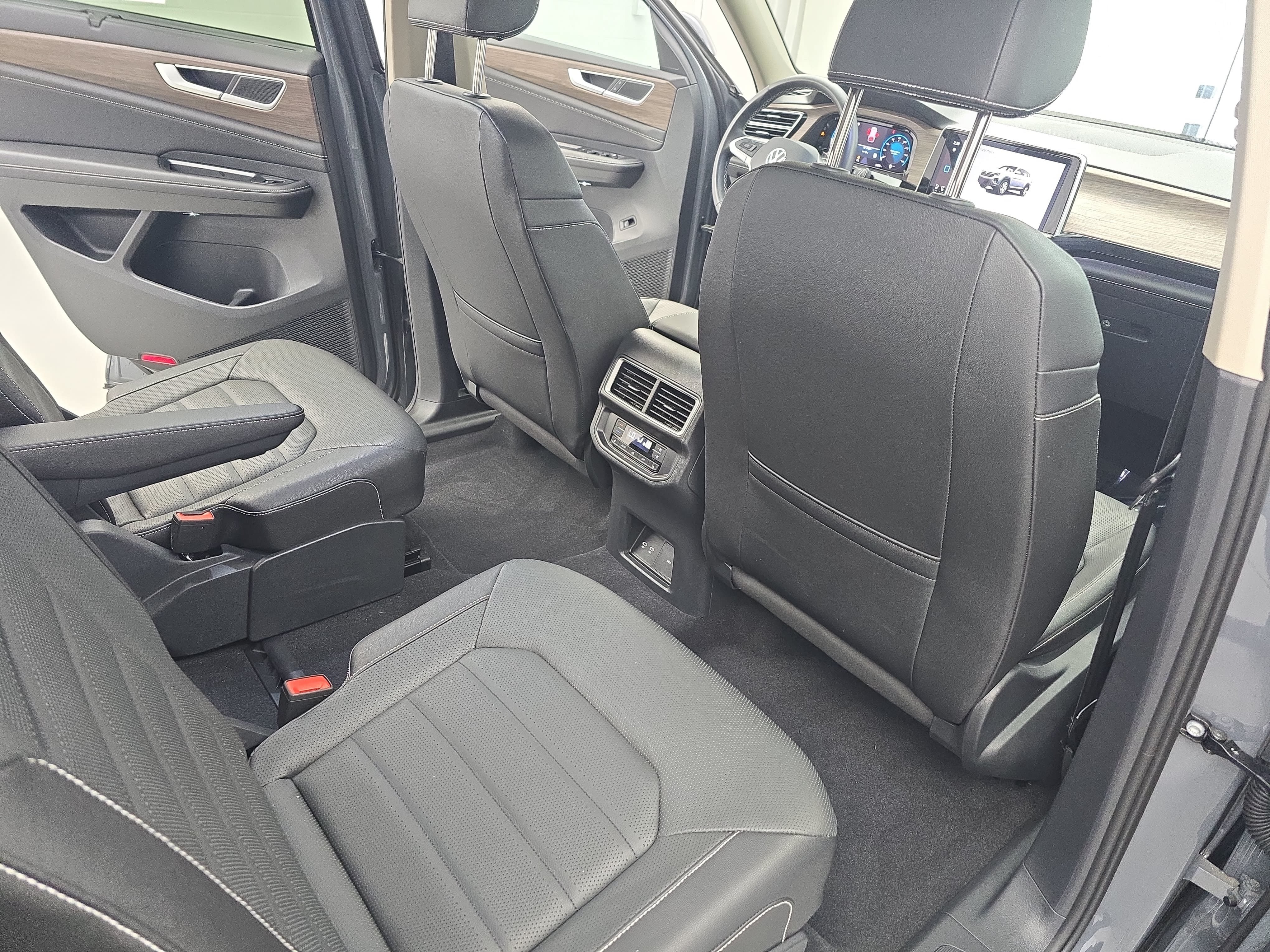 Used 2026 Volkswagen Atlas SEL AWD/4WD image 11
