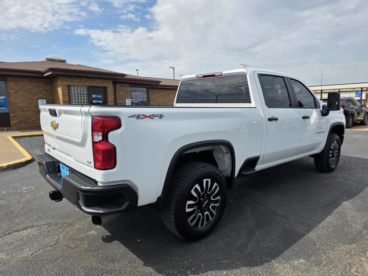 Used 2023 Chevrolet Silverado 2500 Custom w/ Custom Value Package image 5
